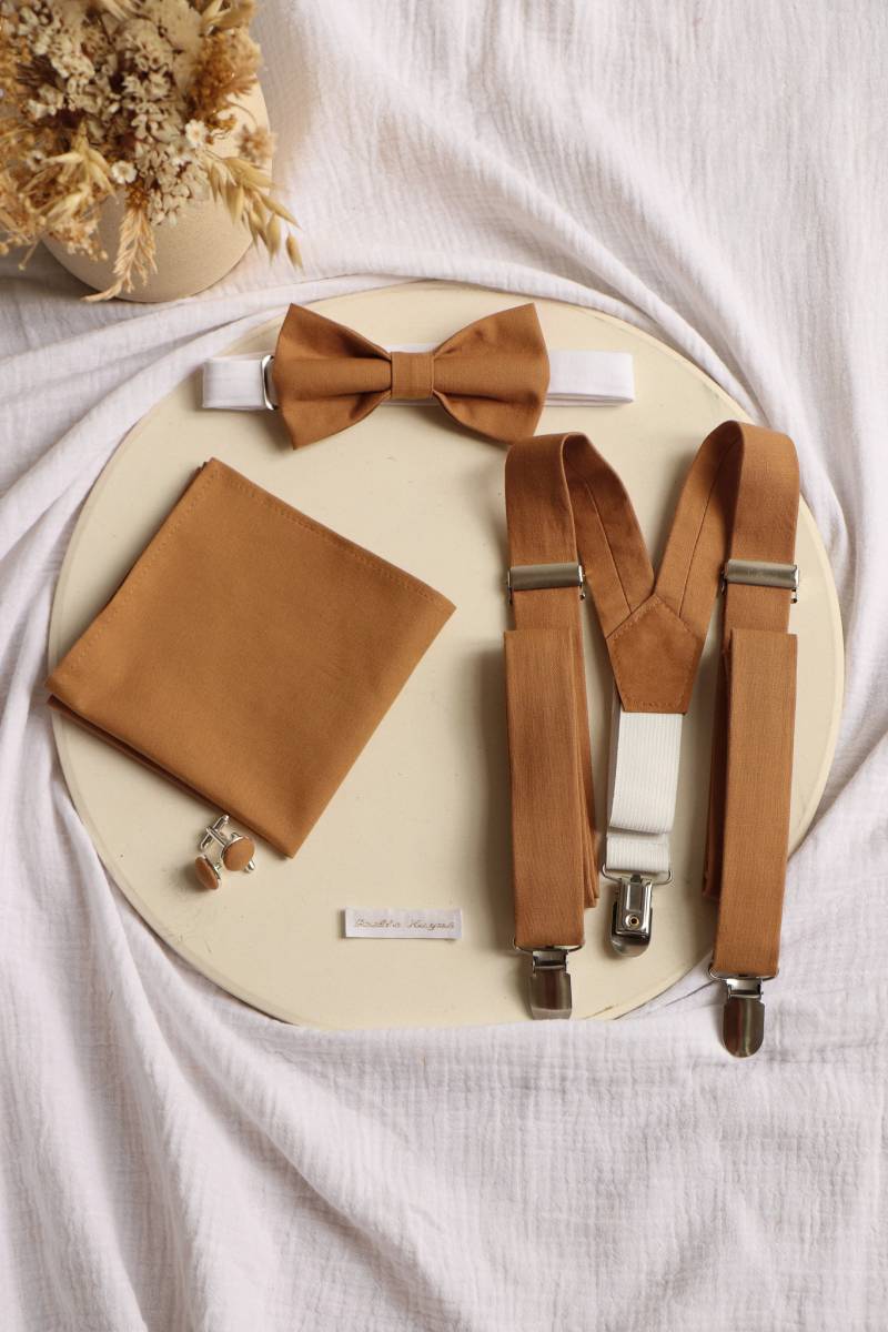 Beigebraunes Kamel-Zeremonie-Set Für Herren Einfache Fliege, Tasche Manschettenknöpfe Und Hosenträger Zeugen Oder Gäste von GaelleHayme