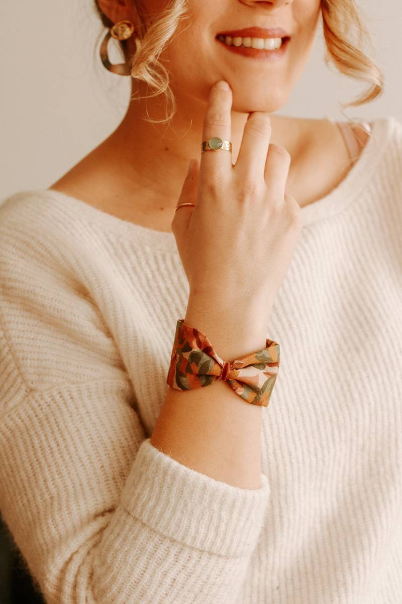 Blauer Blumendruck Manschette Khaki Und Safran von GaelleHayme