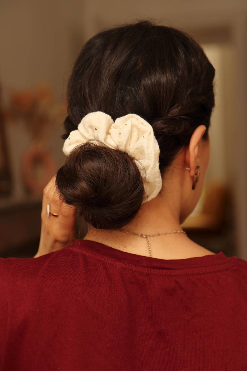 Cremeweißes Und Goldenes Doppelgaze-Haargummi von GaelleHayme