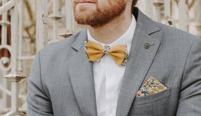 Doppelte Fliege Aus Senfgelbem, Ockerfarbenem Leinen Mit Blumendruck von GaelleHayme