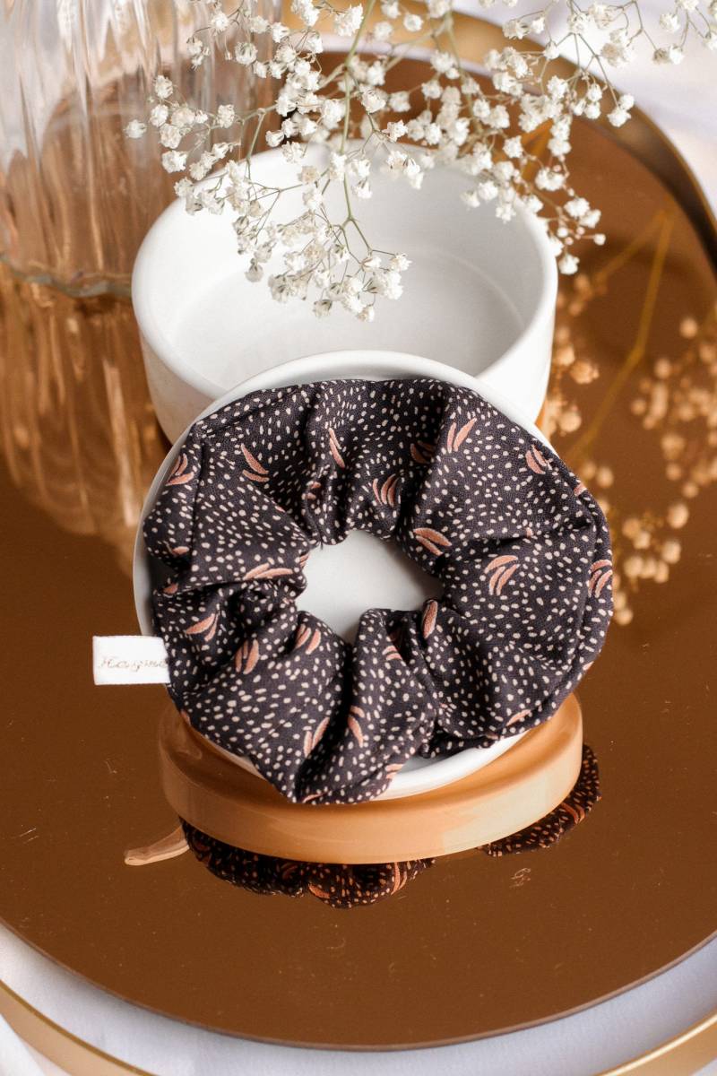 Dunkelblauer Haargummi Mit „Reiskorn"-Aufdruck Dunkelblauer Haargummi Mit „Reiskorn"-Aufdruck von GaelleHayme