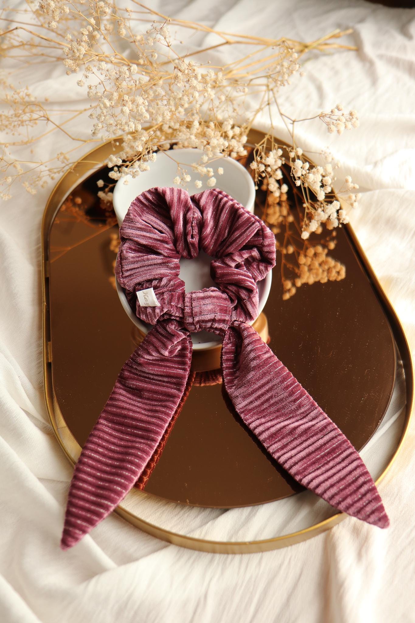 Dunkelrosa/Pflaumenvioletter Cordschal-Scrunchie Mit Silbernen Lurexfäden Dunkelrosa/Pflaumenvioletter Cordschal-Scrunchie Mit Silbernen Lurexfäden von GaelleHayme