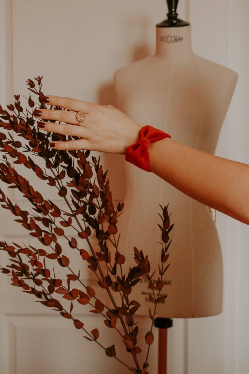 Dunkelrote Samtmanschette von GaelleHayme