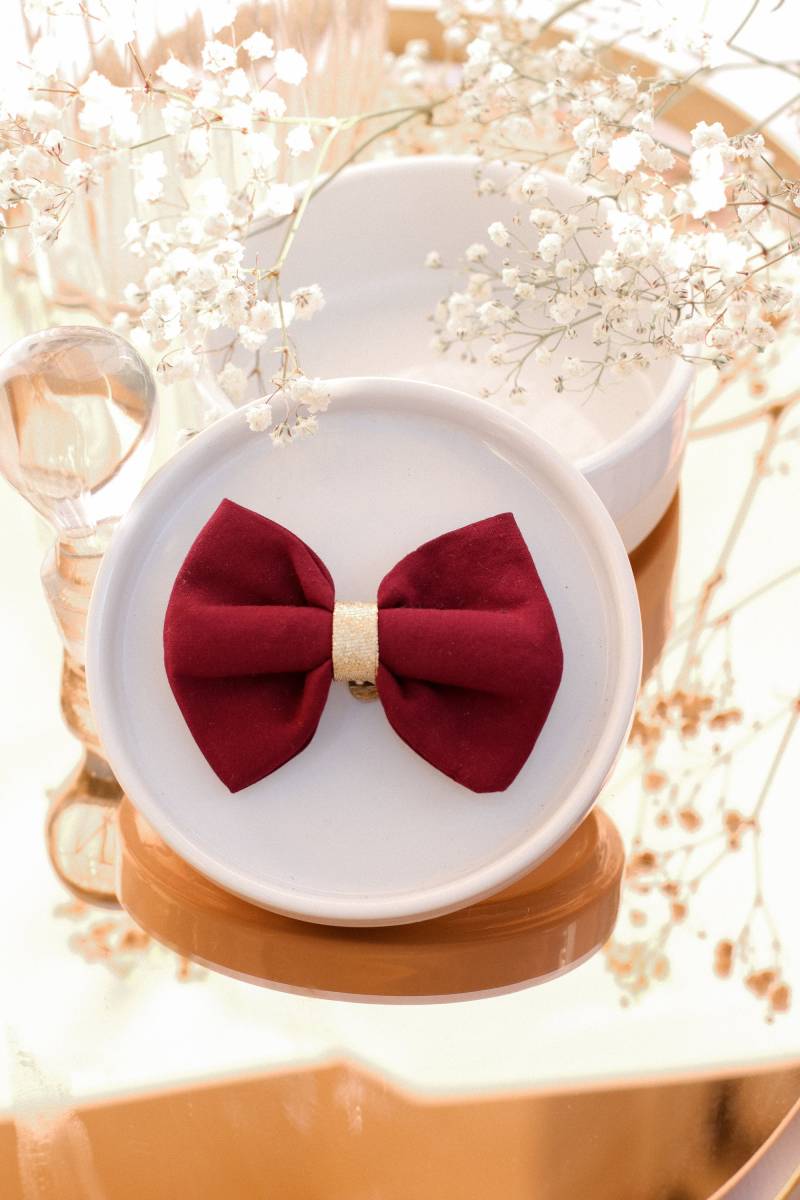 Goldener Burgunderroter Clip-On-Knoten von GaelleHayme