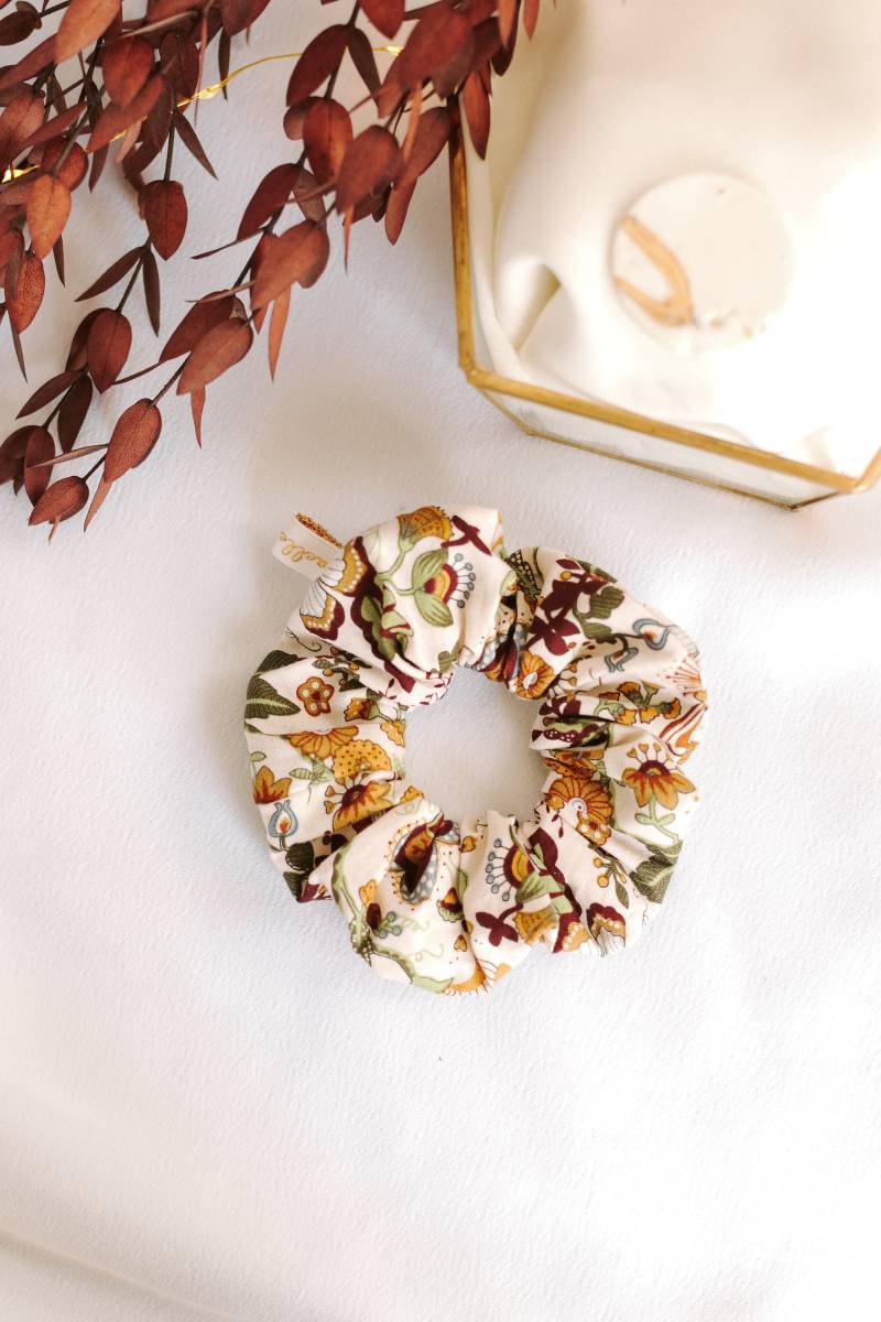 Grün-Braunes Scrunchie Mit Herbst-Print von GaelleHayme