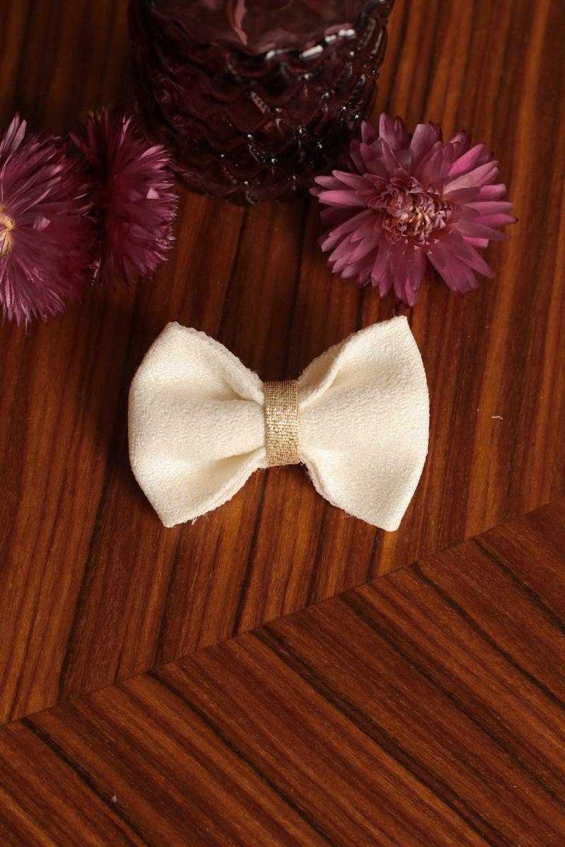 Haarspange Mit Einer Kleinen, Cremefarbenen, Strukturierten Schleife Und Einem Goldenen Mittelteil von GaelleHayme