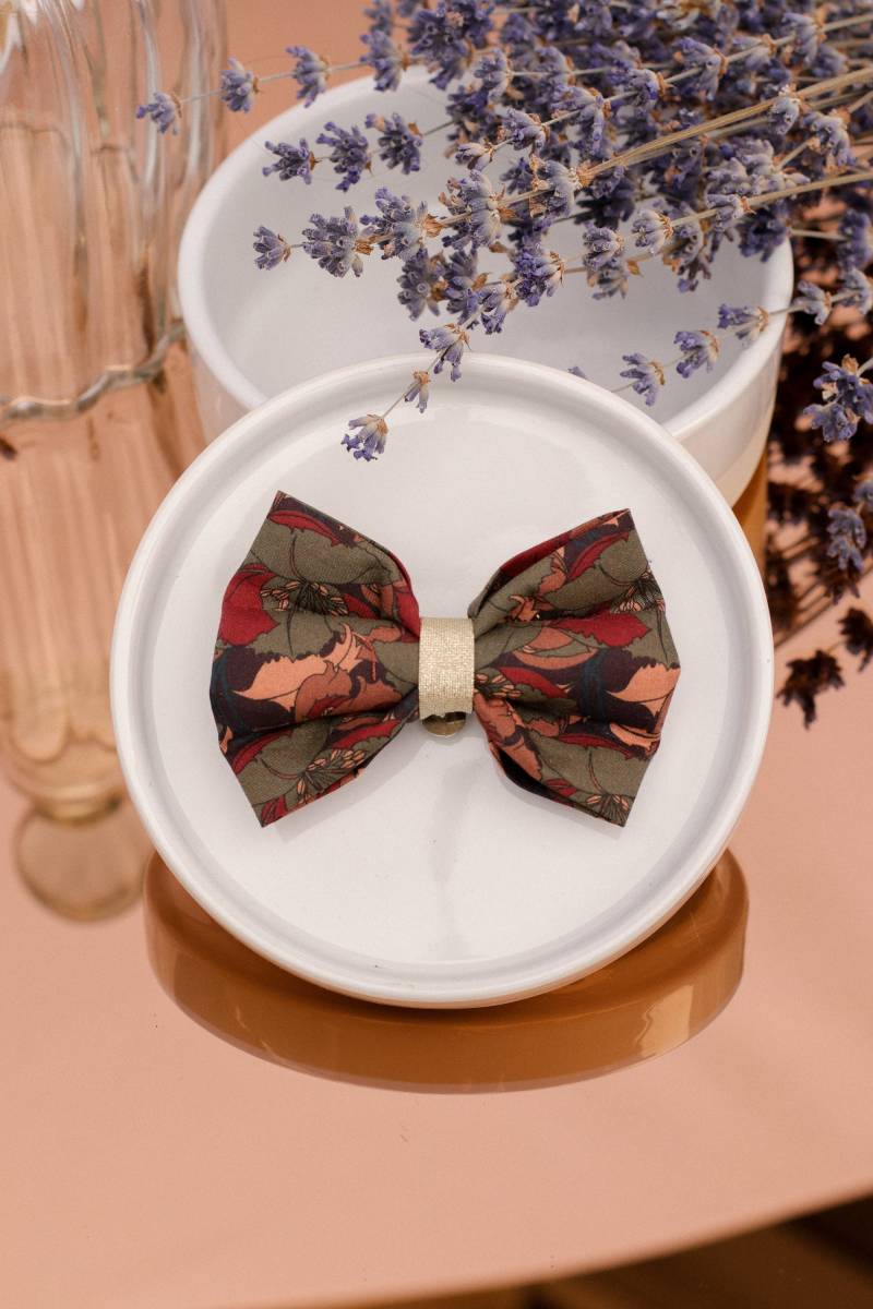 Khaki, Tomette Rot Und Rosa Beige Blumenprint Clip-On Knoten von GaelleHayme