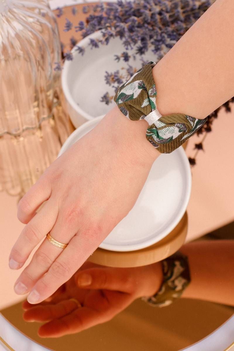 Manschetten Knoten Grün Oliv Muster Grüne Und Silberne Vögel von GaelleHayme