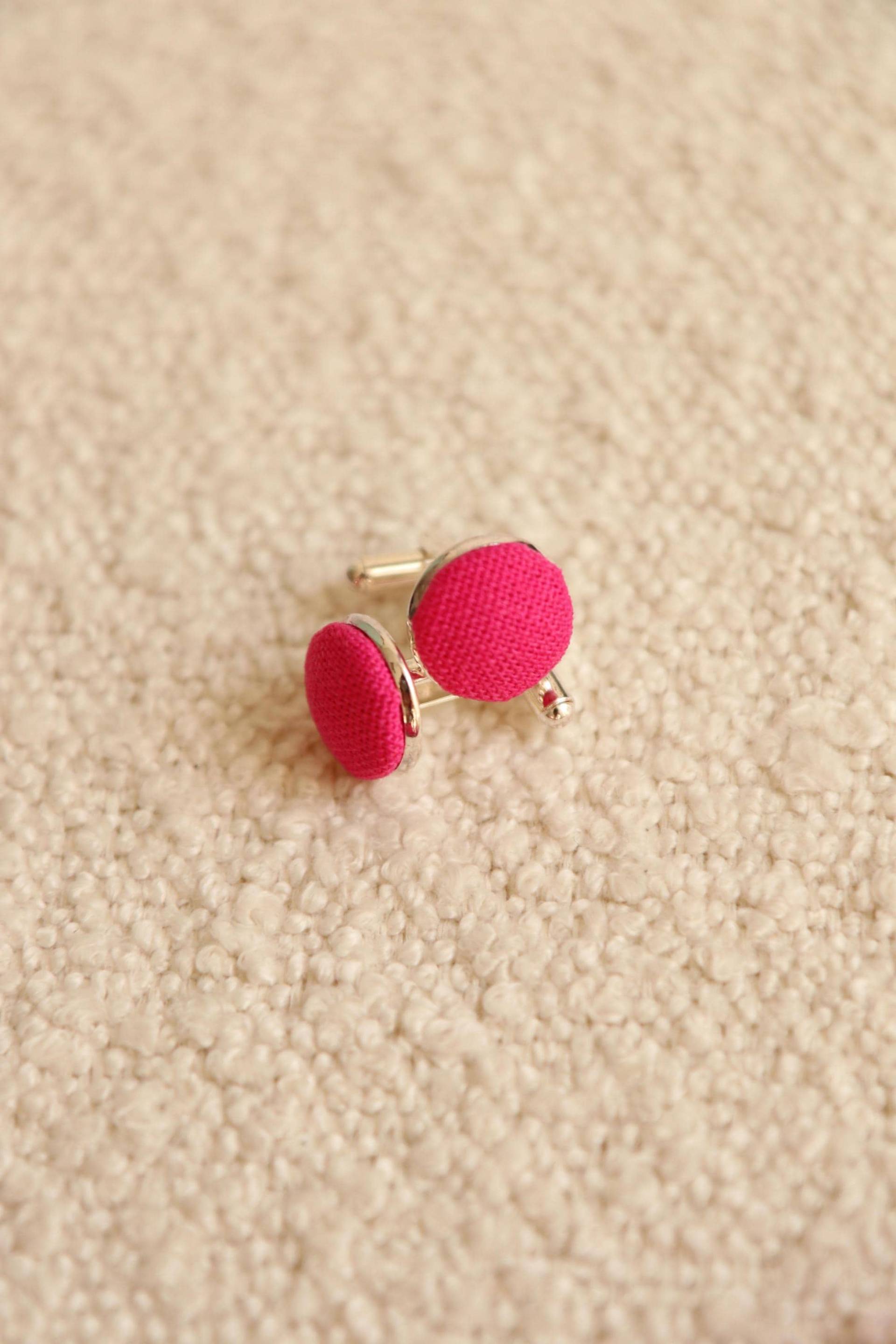 Manschettenknopf Aus Leinen in Fuchsienrosa Manschettenknopf Aus Leinen in Fuchsienrosa von GaelleHayme