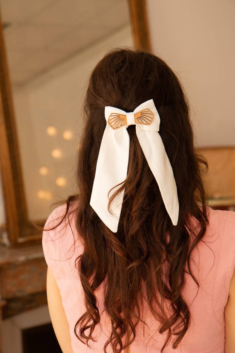 Maxi-Haarspange Mit Schleife Und Großen Weißen Hölzernen Paneelen von GaelleHayme