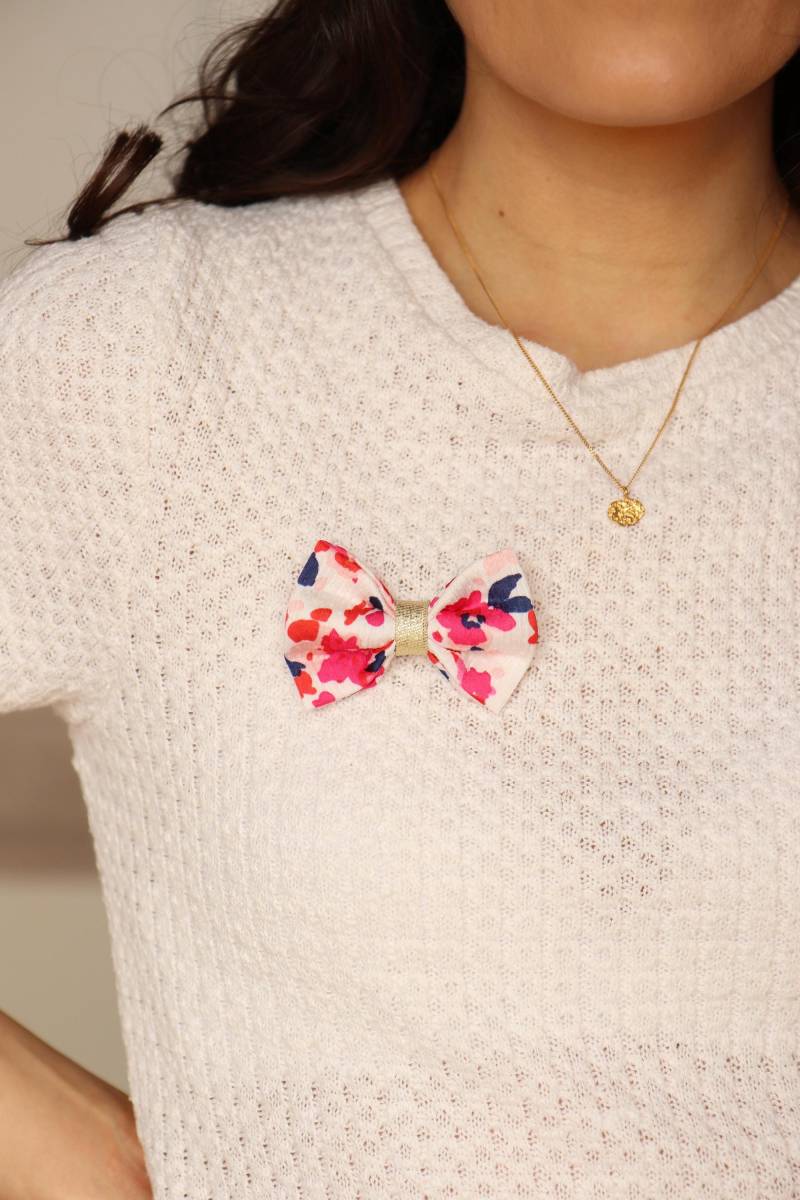 Mehrfarbige Anstecknadel Mit Schleife in Fuchsie Und Marineblau von GaelleHayme
