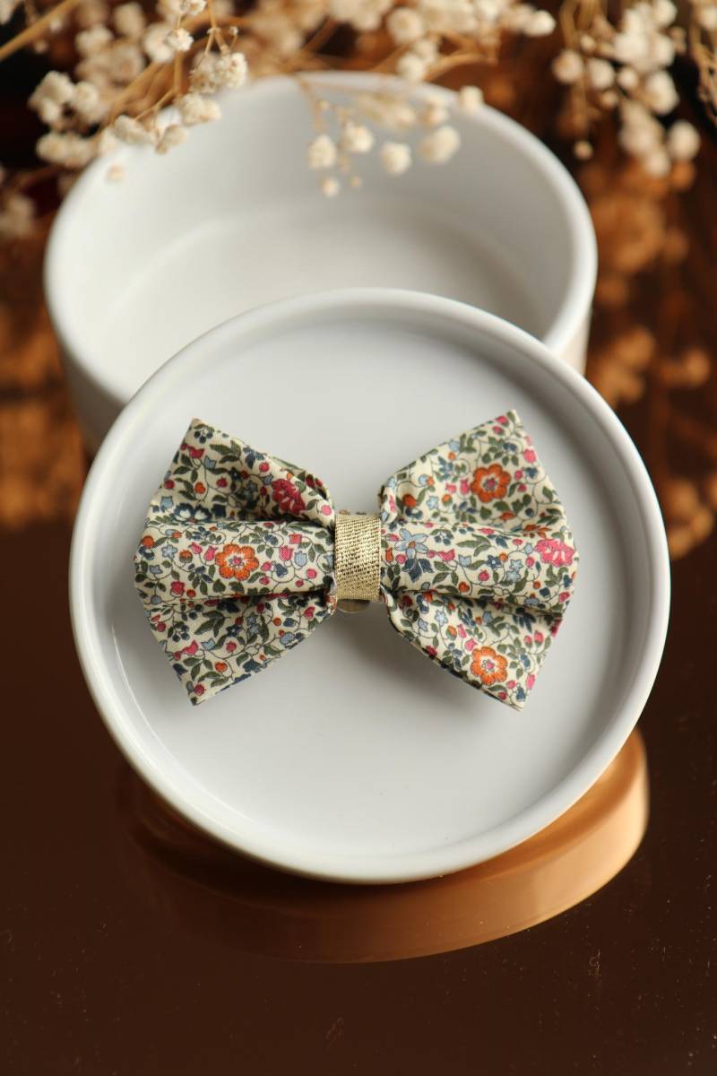 Mini-Clip-On-Schleife Oder Haarspange Liberty Flower Orange Und Salbei 8021 Katie Millie Tana Lawn Bistre von GaelleHayme