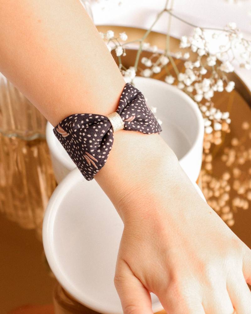 Mitternachtsblaue Knotenmanschette Mit Dem Aufdruck "Reiskorn" von GaelleHayme