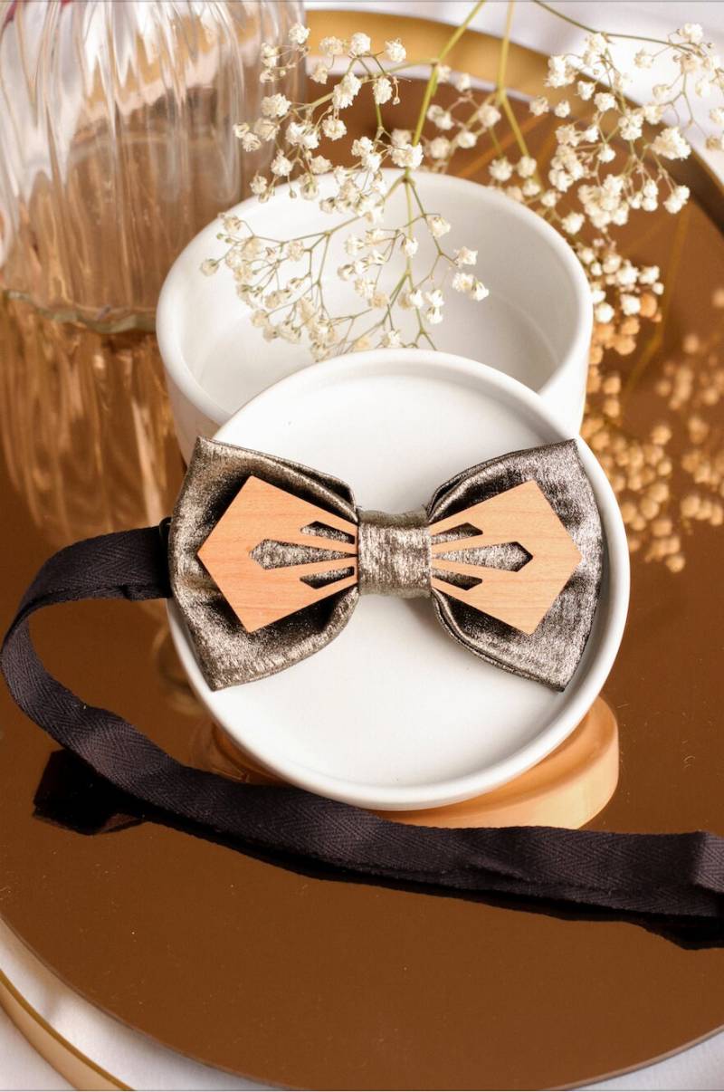 Nodaré - Atelier Martho X Gaëlle Haymé Fliege Aus Schillerndem Schwarzem Krepp in Bronze von GaelleHayme