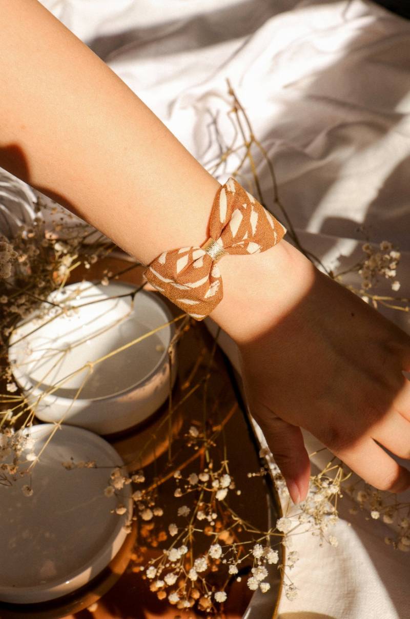 Ockergelbe Und Goldene Zebramanschette von GaelleHayme