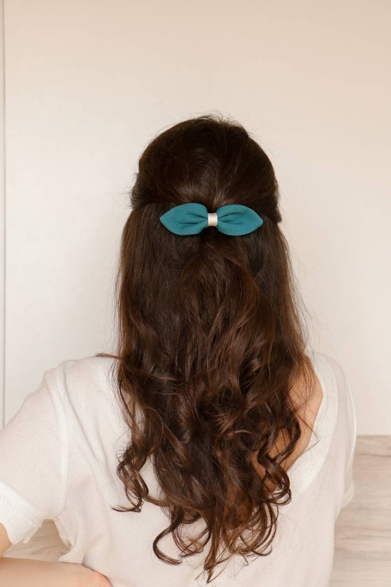 Pfauenblaue Haarspangenschleife „Joséphine" von GaelleHayme