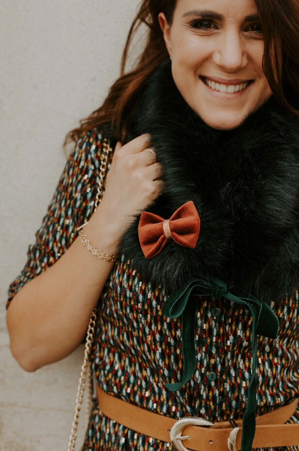 Pin's-Knoten Aus Braunem Samt Und Zentrum Kupferfarbenem Kunstleder von GaelleHayme