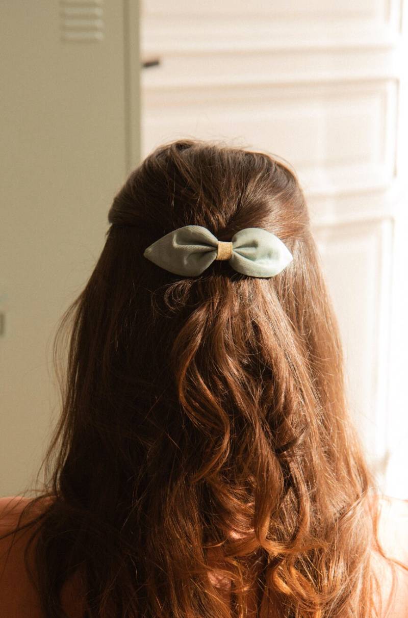 Salbeigrüne Haarspangenschleife „Joséphine" von GaelleHayme