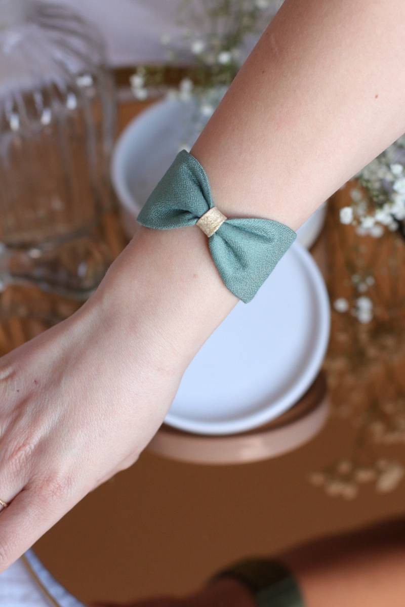 Salbeigrüne Kreppmanschette Mit Goldener Mitte von GaelleHayme