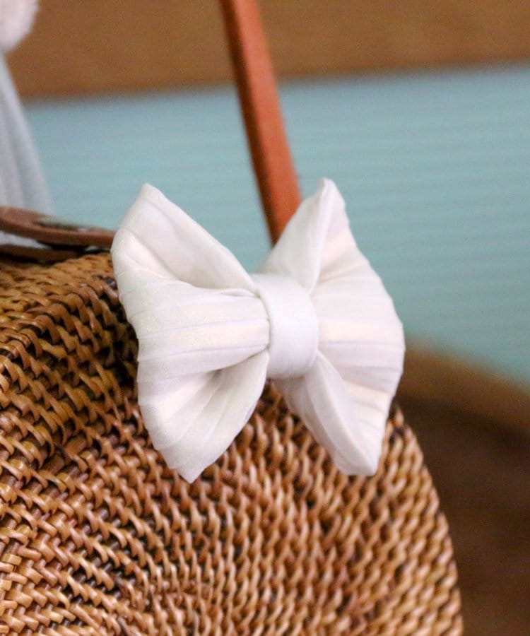 Schillernde, Ecrufarbene, Plissierte Ansteckschleife von GaelleHayme