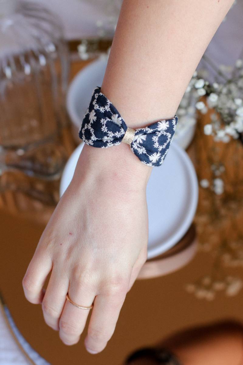 Schleifenmanschette Aus Marineblauem Und Weißem Stickstoff von GaelleHayme