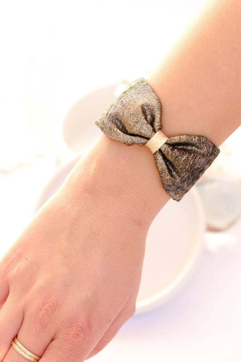 Schleifenmanschette Aus Schillerndem Bronzefarbenem Krepp von GaelleHayme