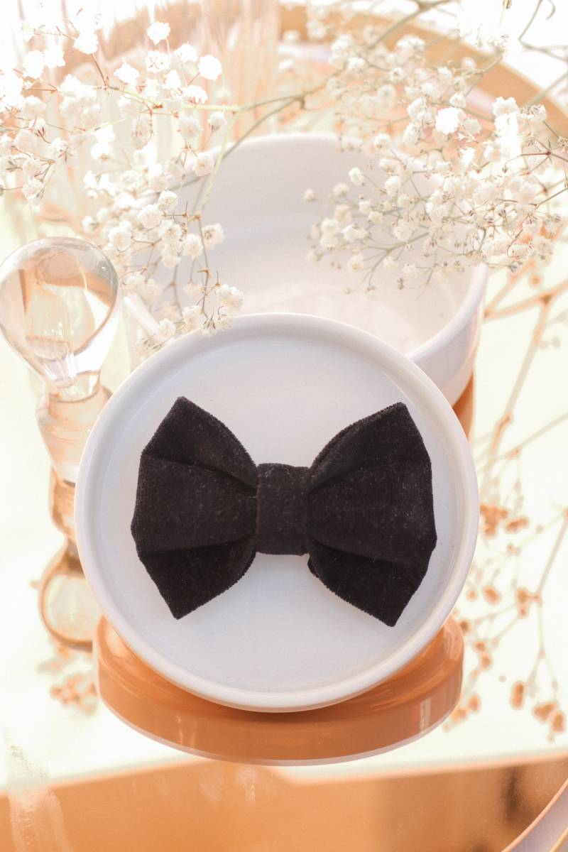 Schwarzer Samt-Clip-On-Knoten von GaelleHayme