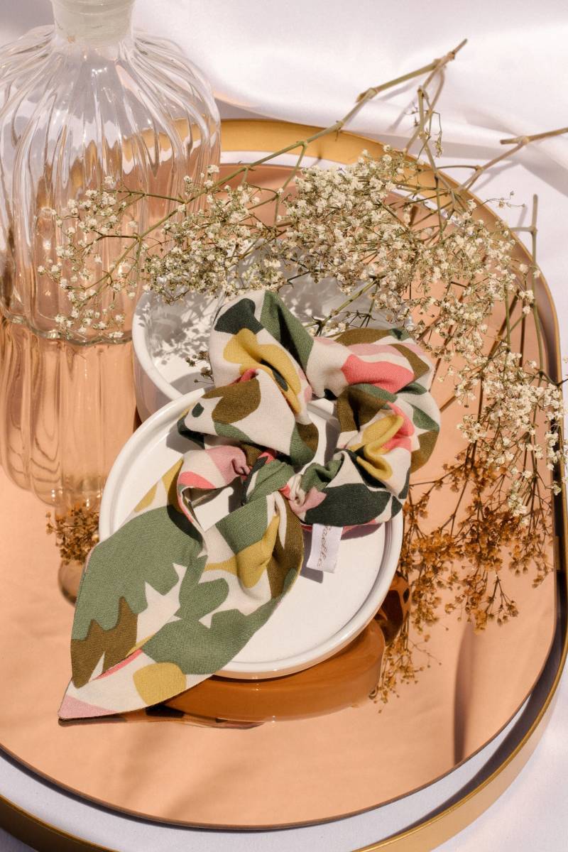 Viskose-Schal-Haargummi Mit Grünem Und Korallenfarbenem Laubmuster von GaelleHayme