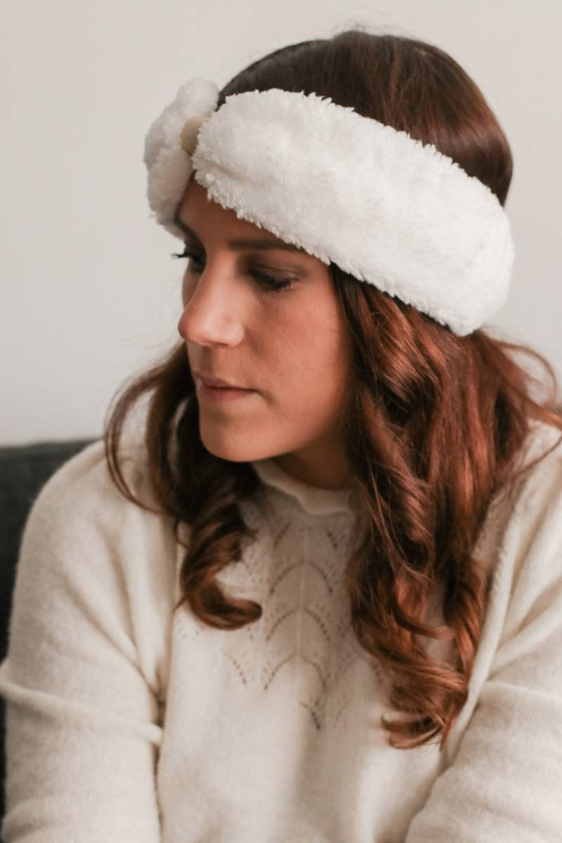 Warmes Bindeband Aus Gebrochenem Weißem Fleece Und Goldenem Mittelpunkt von GaelleHayme