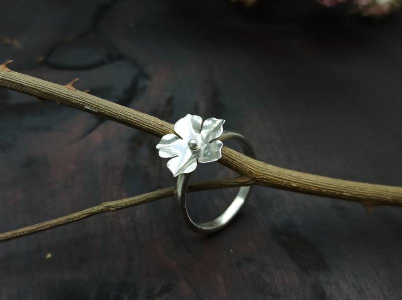 Handgefertigter 925 Silber Single Flower Ring von GaesisCreations