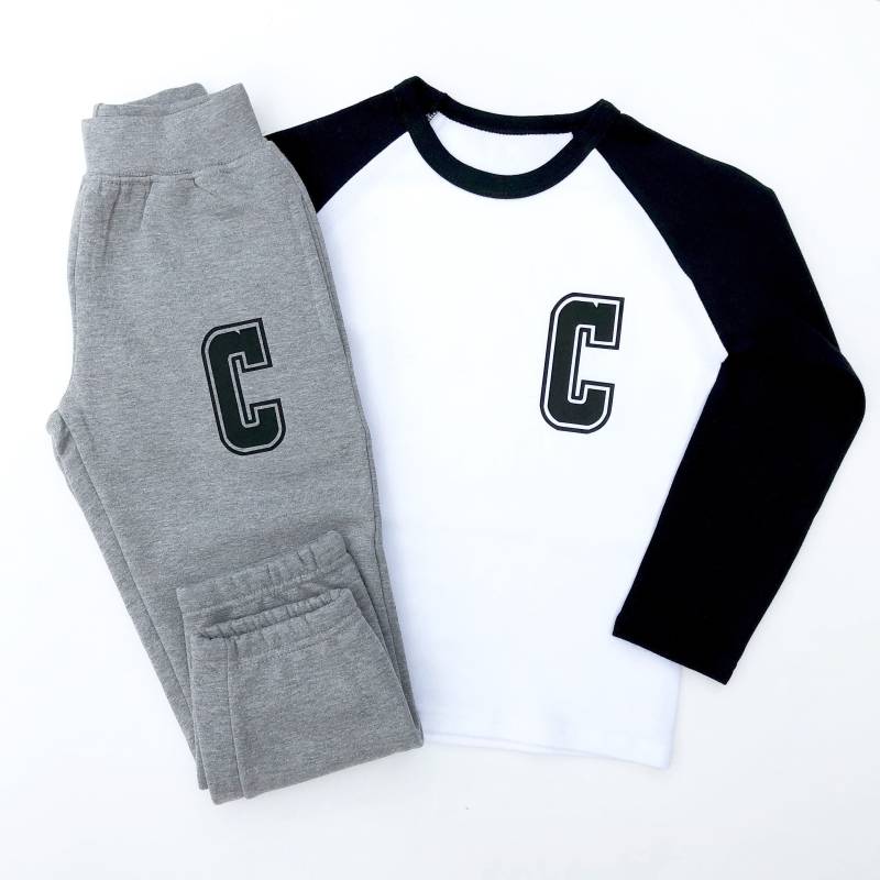 Benutzerdefinierte Kinder Initialen Trainingsanzug, Baseball-Shirt & Jogger, Monogramm Kleidung Outfit von GagaKidz