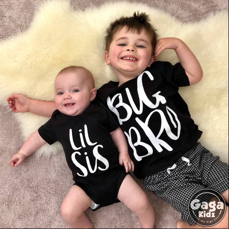 Big Bro Und Lil Sis Geschwister Set Passendes Baumwoll T-Shirt & Bodysuit Big Bro Und Lil Sis Geschwister Set Passendes Baumwoll T-Shirt & Bodysuit von GagaKidz