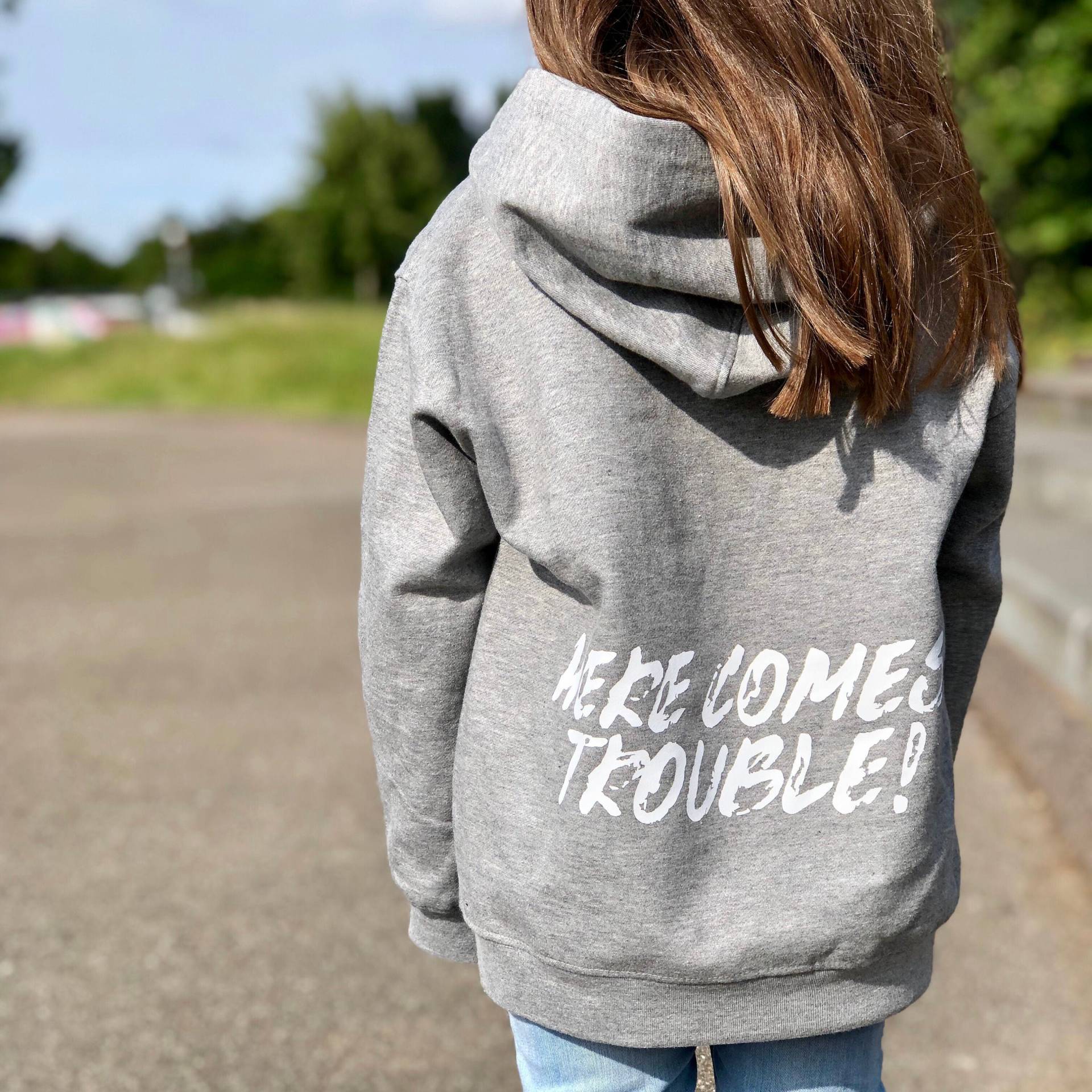 Hier Kommt Trouble Kids Hoodie, Perfekt Für Ihren Kleinen Maker, Passt Jungen Oder Mädchen von GagaKidz