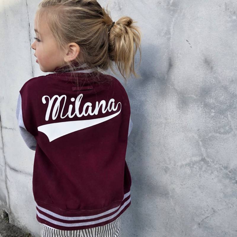 Personalisierte Kinder Varsity Jacke Personalisiert Mit Ihrem Namen | Rückseite Und Zahl Oder Buchstabe | Vorderseite von GagaKidz
