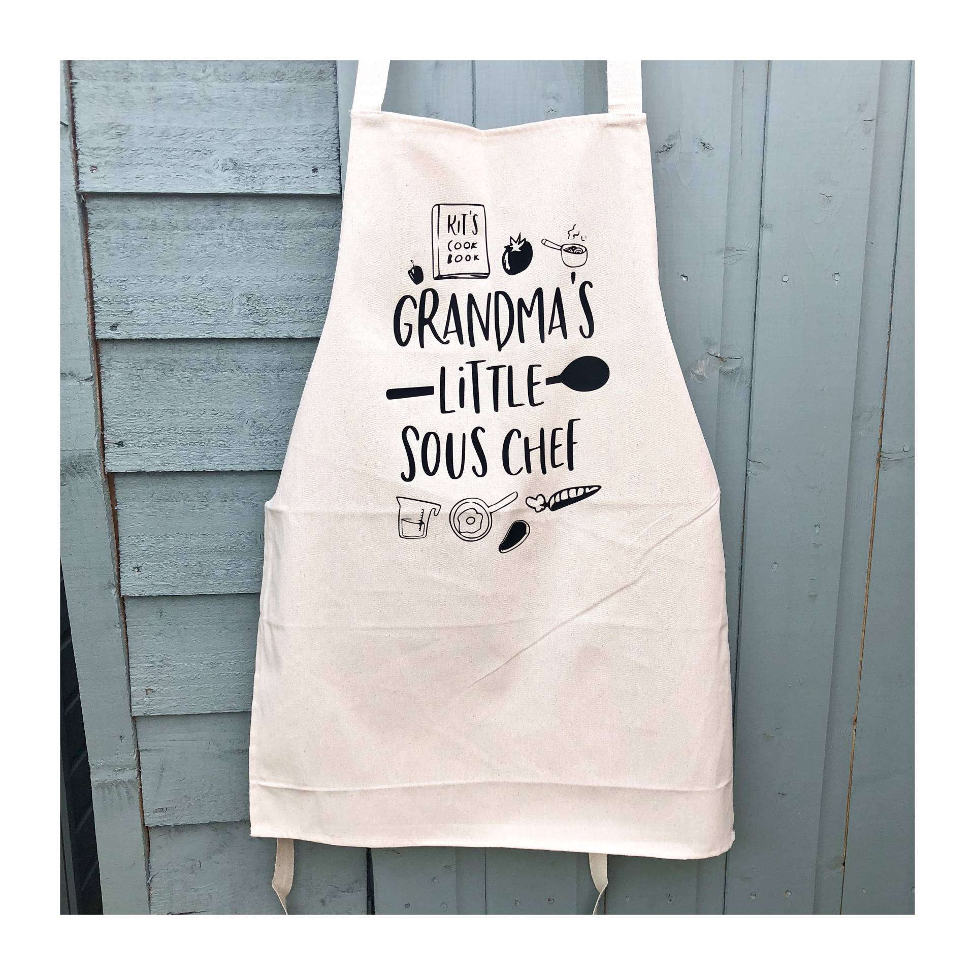 Personalisierte Omas Little Sous Chef-Schürze Kinderkochgeschenk Personalisierte Omas Little Sous Chef-Schürze Kinderkochgeschenk von GagaKidz