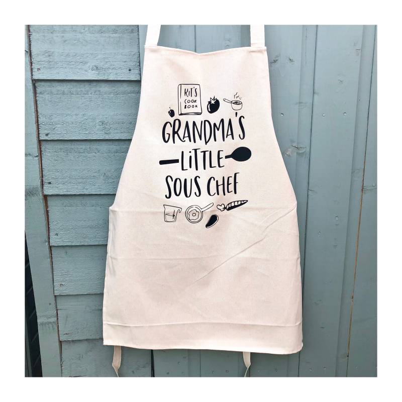 Personalisierte Omas Little Sous Chef-Schürze Kinderkochgeschenk Personalisierte Omas Little Sous Chef-Schürze Kinderkochgeschenk von GagaKidz