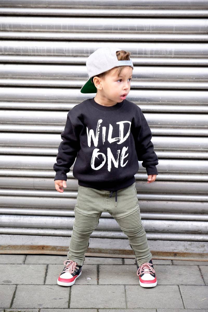 Wild One Kids Sweatshirt Erster Geburtstag Outfit, Schwarz Rundhalsausschnitt von GagaKidz
