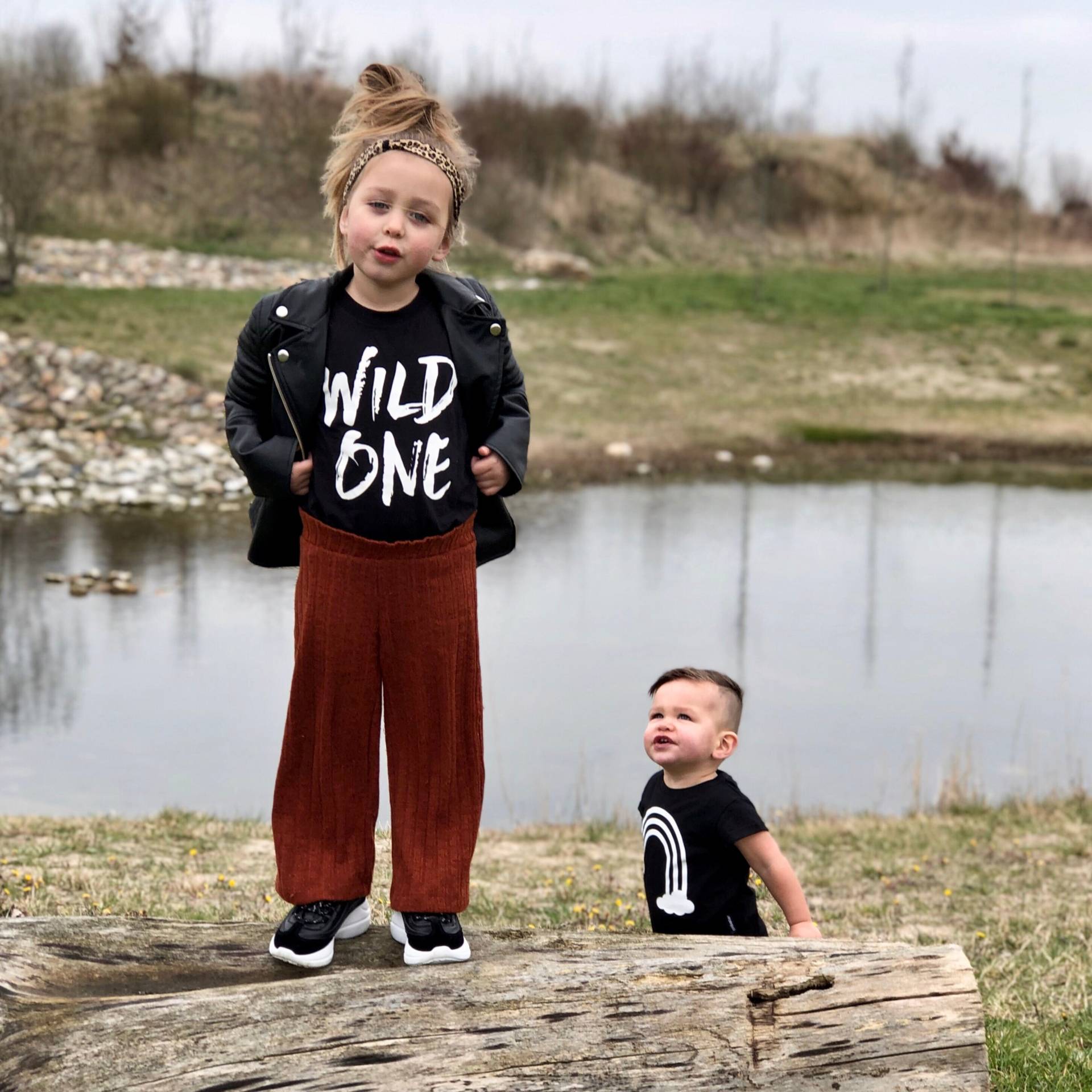 Wild One Kinder Shirt, & One, Perfektes Erstgeburts-Outfit Oder Geschenk Für Ihr Kleines Wildes Kind, Baby Shirt von GagaKidz