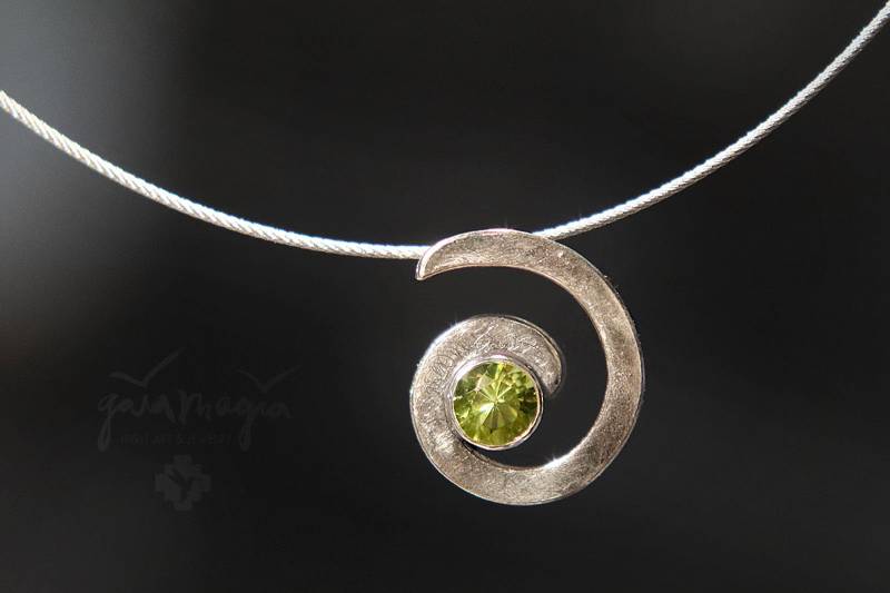 Anhänger Spirale Des Lebens, Stahlcollier Mit Spirale in Silber Peridot, Elegante Kette von GaiamagiaSpiritArt