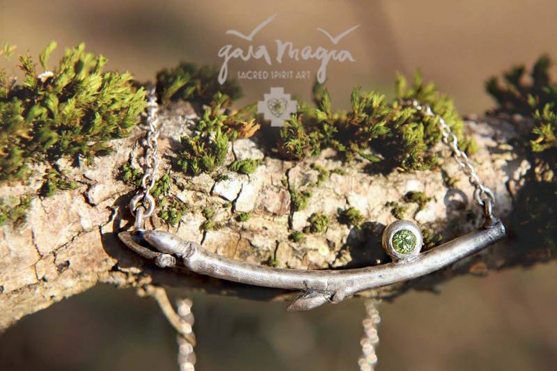 Ast Schmuck Vogelsitzbaum ;- Mit Peridot, Lebensbaum in Silber, Natur Schmuck, Baum Des Lebens Anhänger von GaiamagiaSpiritArt