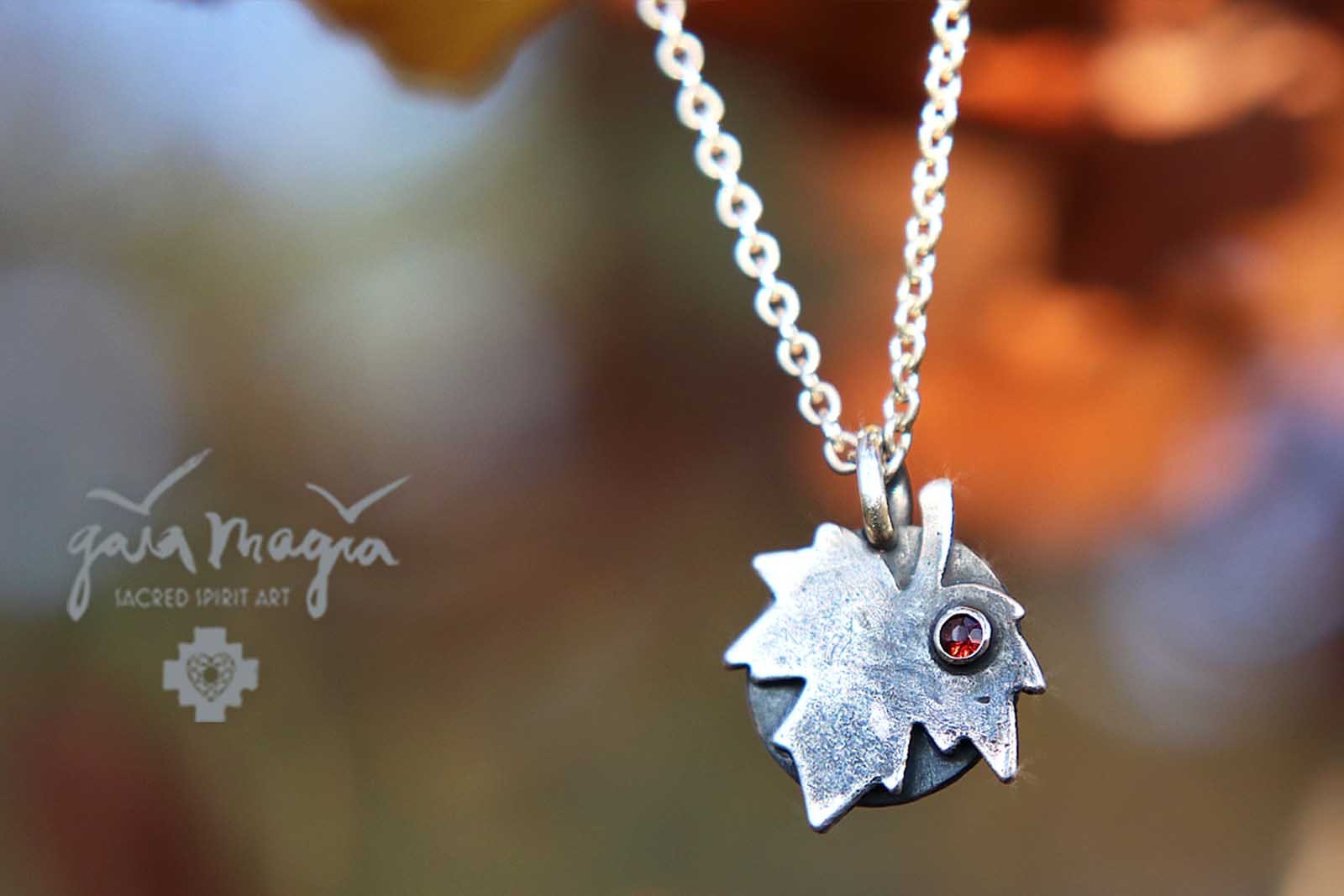 Blatt Anhänger Ahorn in Silber Mit Granat, Schmuck, Baum Natur Schmuck von GaiamagiaSpiritArt