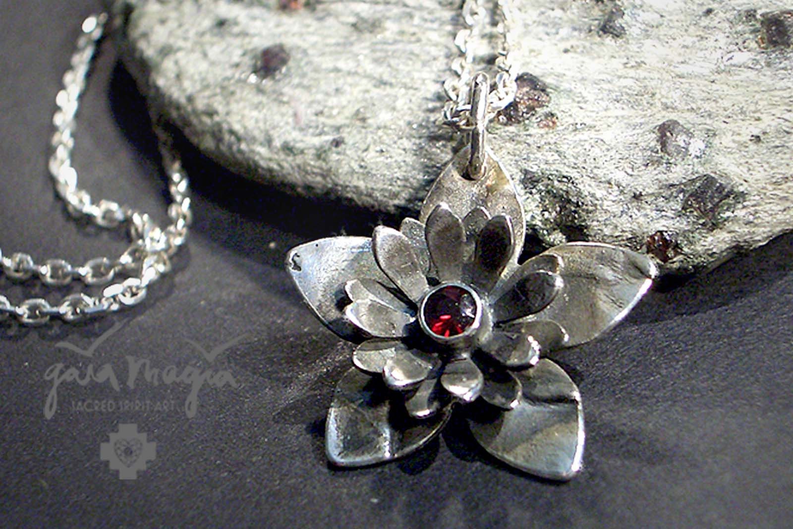 Blüten Anhänger Licht Im Dunkel, Boho Hippie Blume Des Lebens Kette, in Silber Mit Granat, Lotusblüten Schmuck von GaiamagiaSpiritArt