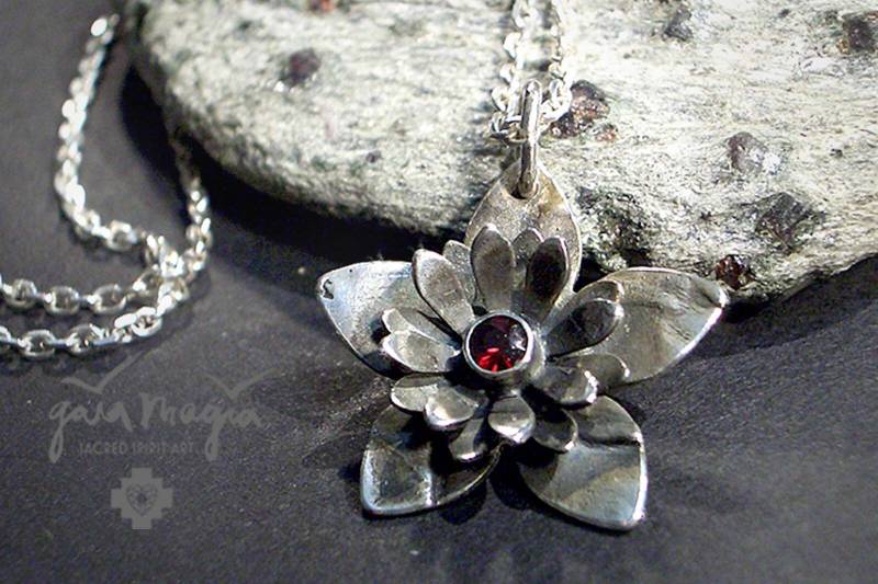 Blüten Anhänger Licht Im Dunkel, Boho Hippie Blume Des Lebens Kette, in Silber Mit Granat, Lotusblüten Schmuck von GaiamagiaSpiritArt