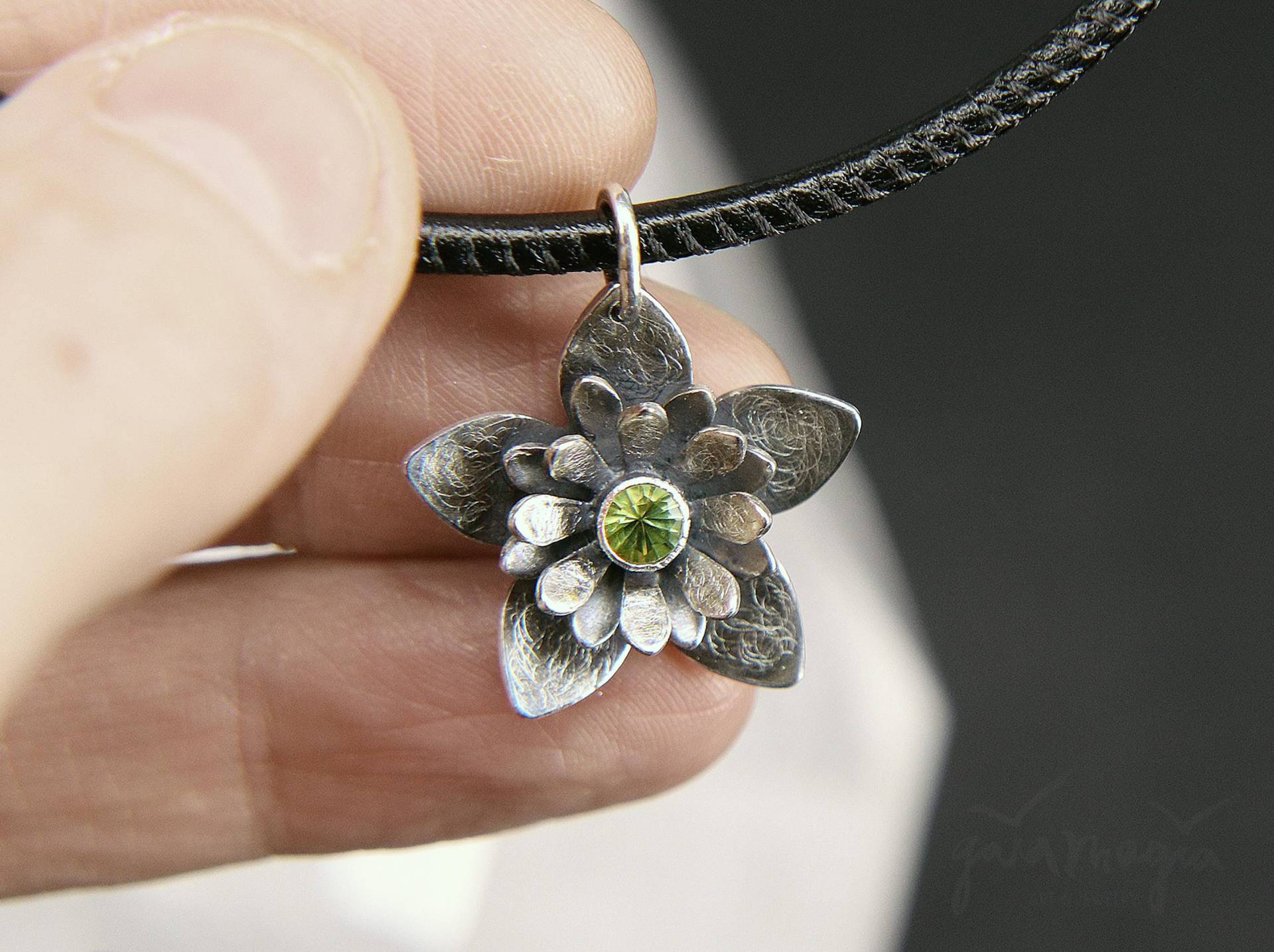 Blüten Kette Seelen Weisheit Boho Hippie Blume Des Lebens Lederkette Lotus Anhänger in Silber Mit Peridot Lotusblüten Yoga Schmuck von GaiamagiaSpiritArt