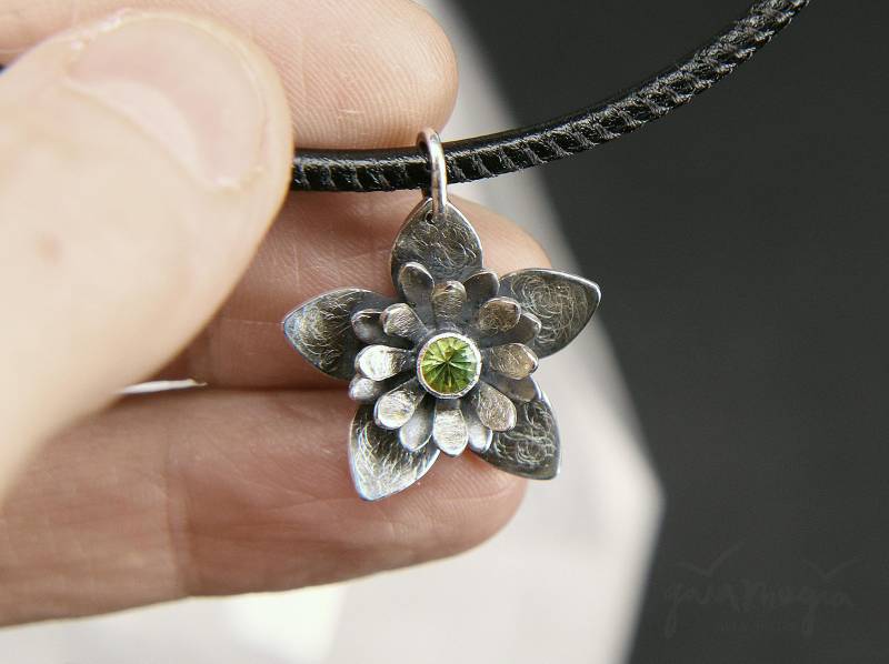 Blüten Kette Seelen Weisheit Boho Hippie Blume Des Lebens Lederkette Lotus Anhänger in Silber Mit Peridot Lotusblüten Yoga Schmuck von GaiamagiaSpiritArt
