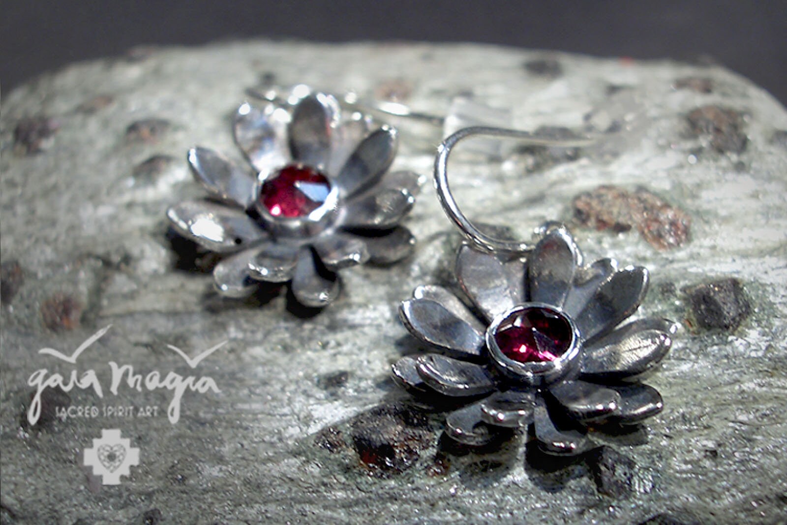 Blüten Ohrringe Blütentraum, Boho Hippie Blumen Ohrringe, Elegante Hänge in Silber Mit Granat, Lotusblüten Ohrschmuck von GaiamagiaSpiritArt