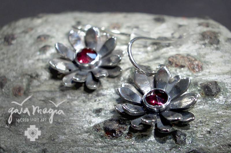 Blüten Ohrringe Blütentraum, Boho Hippie Blumen Ohrringe, Elegante Hänge in Silber Mit Granat, Lotusblüten Ohrschmuck von GaiamagiaSpiritArt