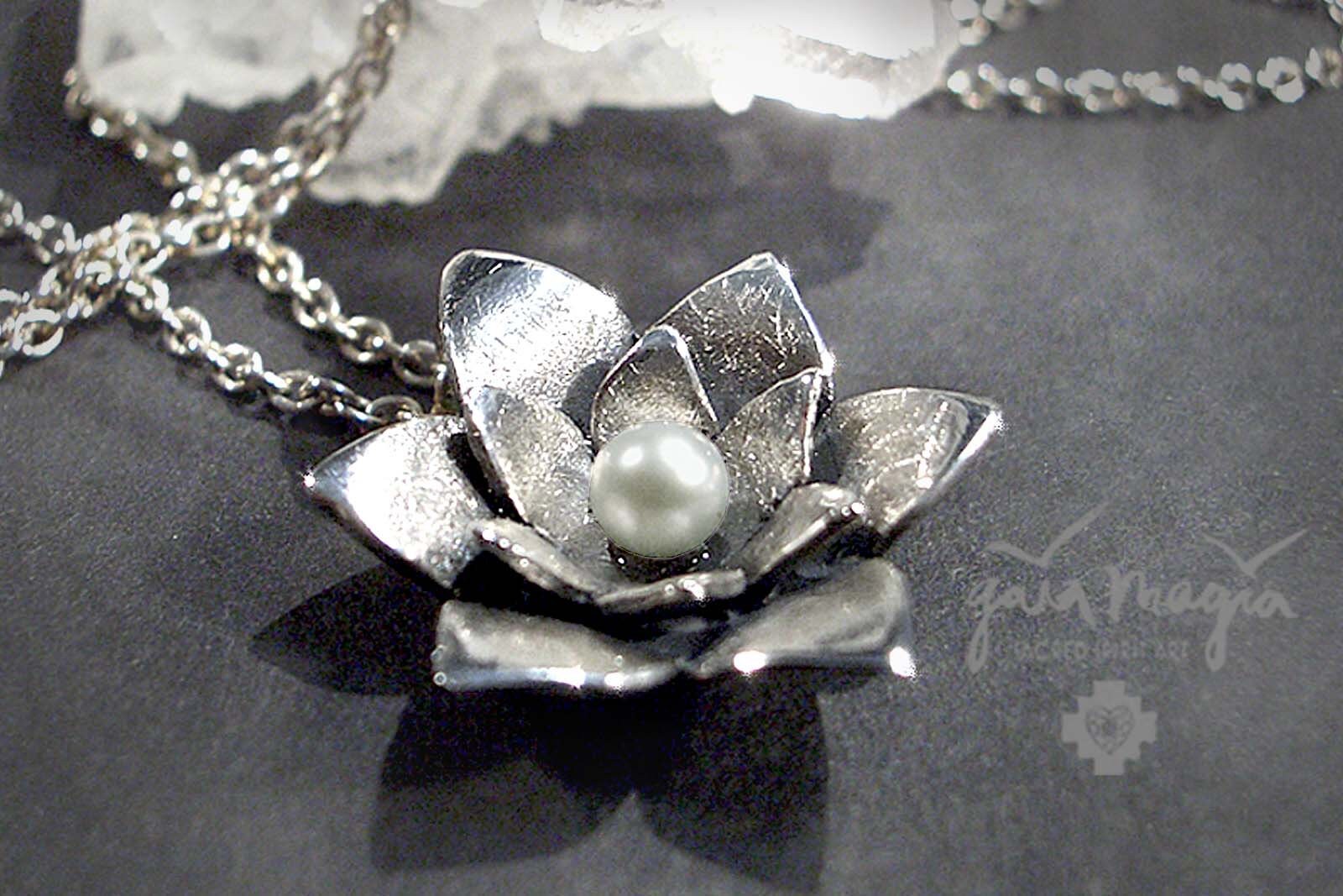 Blüten Schmuck Lotos, Lotosblüten Anhänger, Kette in Silber Mit Perle, Yoga von GaiamagiaSpiritArt