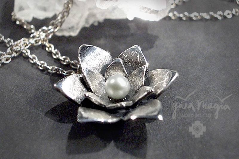 Blüten Schmuck Lotos, Lotosblüten Anhänger, Kette in Silber Mit Perle, Yoga von GaiamagiaSpiritArt