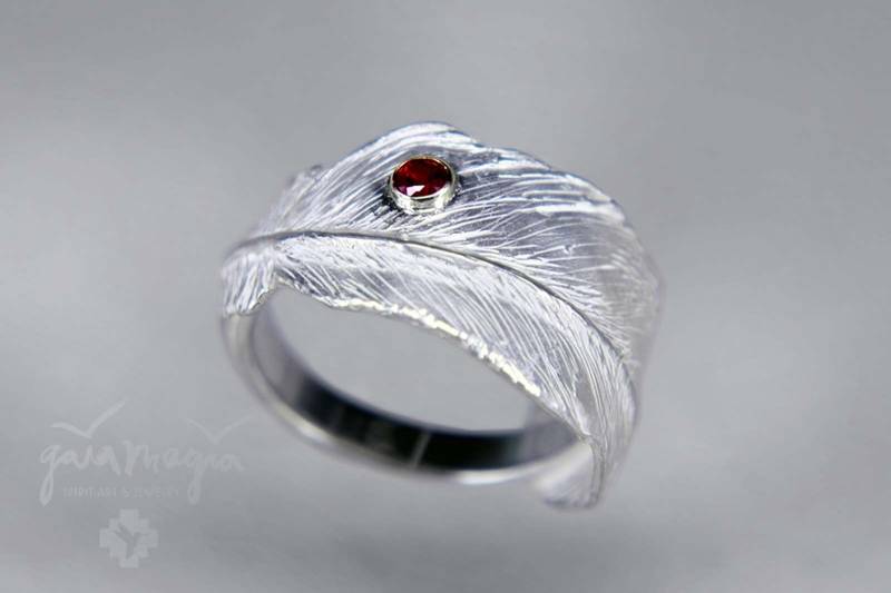 Boho Feder Statementring Schwanenmagie, Hippie Ring, Engel Ring Mit Rubin, Schwanenfeder Silber, Schamanen Adlerfeder von GaiamagiaSpiritArt